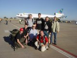 Gruppenfoto auf dem Rollfeld vor Air Namibia MD11